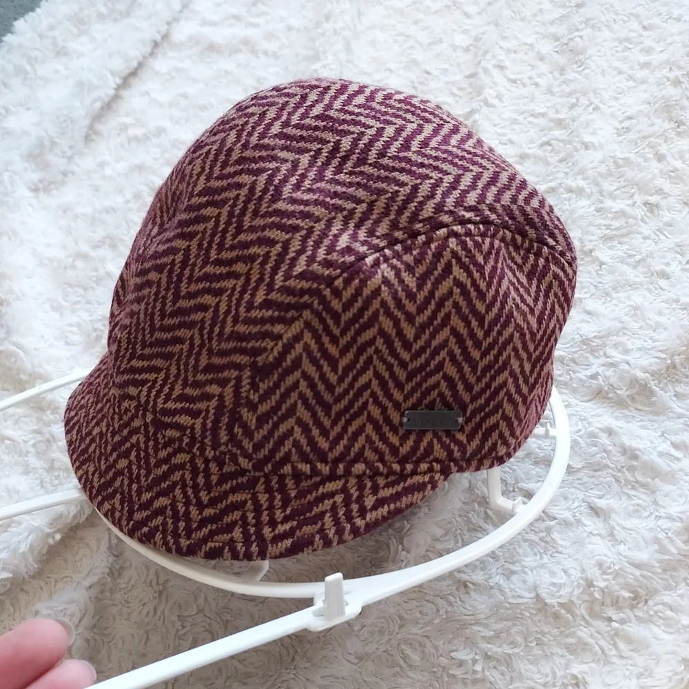 Kangol Undulating Herringbone Deeto Cap Hat 6723BC Wine & Beige Preppy Newsie